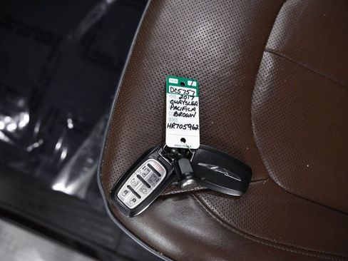 Used 2017 Chrysler Pacifica Limited image 26