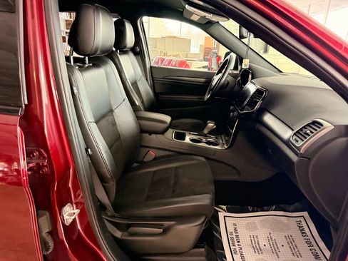 Used 2019 Jeep Grand Cherokee Altitude image 18