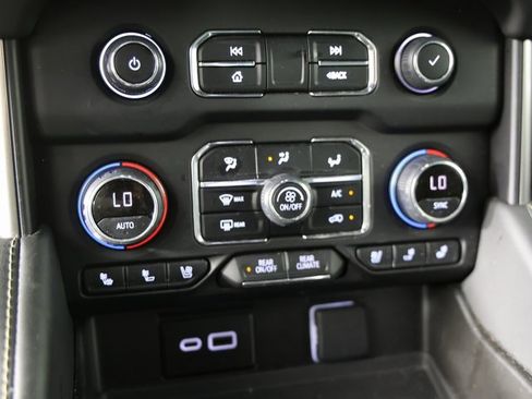 Used 2023 Chevrolet Suburban Premier image 8