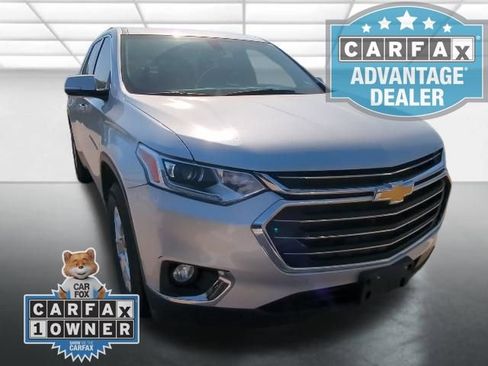 Used 2020 Chevrolet Traverse LT image 2