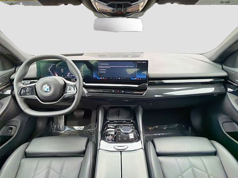 Certified 2025 BMW 530i image 18