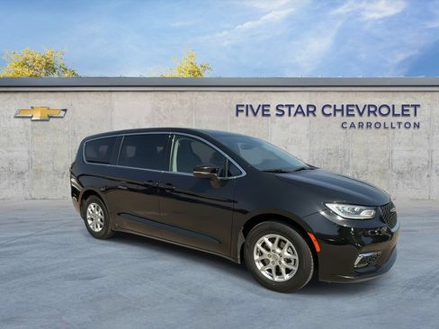 Used 2023 Chrysler Pacifica Touring-L FWD image 2