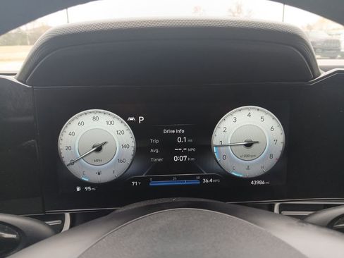 Used 2023 Hyundai Elantra Limited image 14