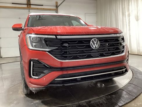 Used 2024 Volkswagen Atlas Cross Sport SEL R-Line image 2