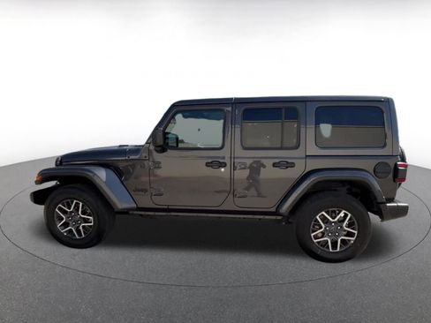 Used 2025 Jeep Wrangler Sahara image 9