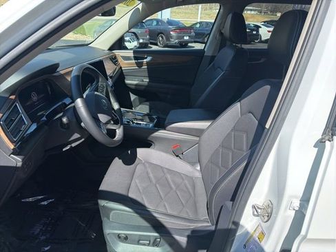 Used 2024 Volkswagen Atlas SE image 3