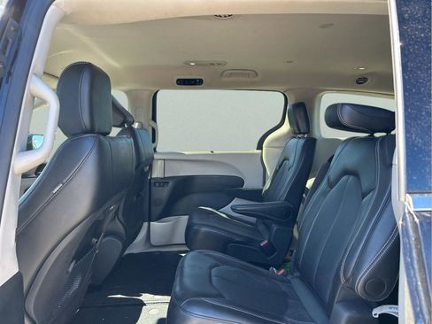 Certified 2024 Chrysler Pacifica Touring-L image 27