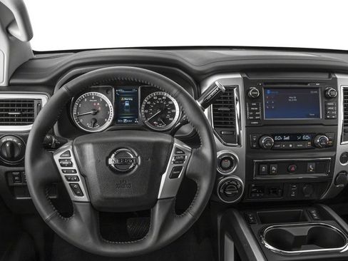 Used 2017 Nissan Titan SV image 10