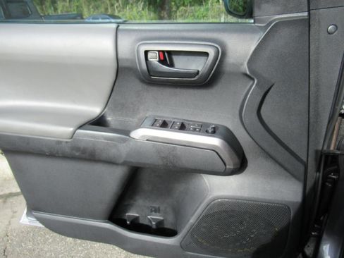 Used 2021 Toyota Tacoma SR5 AWD/4WD image 19