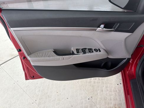 Used 2020 Hyundai Elantra SE w/ Winter Weather Package FWD image 13