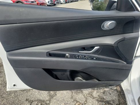 Certified 2025 Hyundai Elantra SE image 15