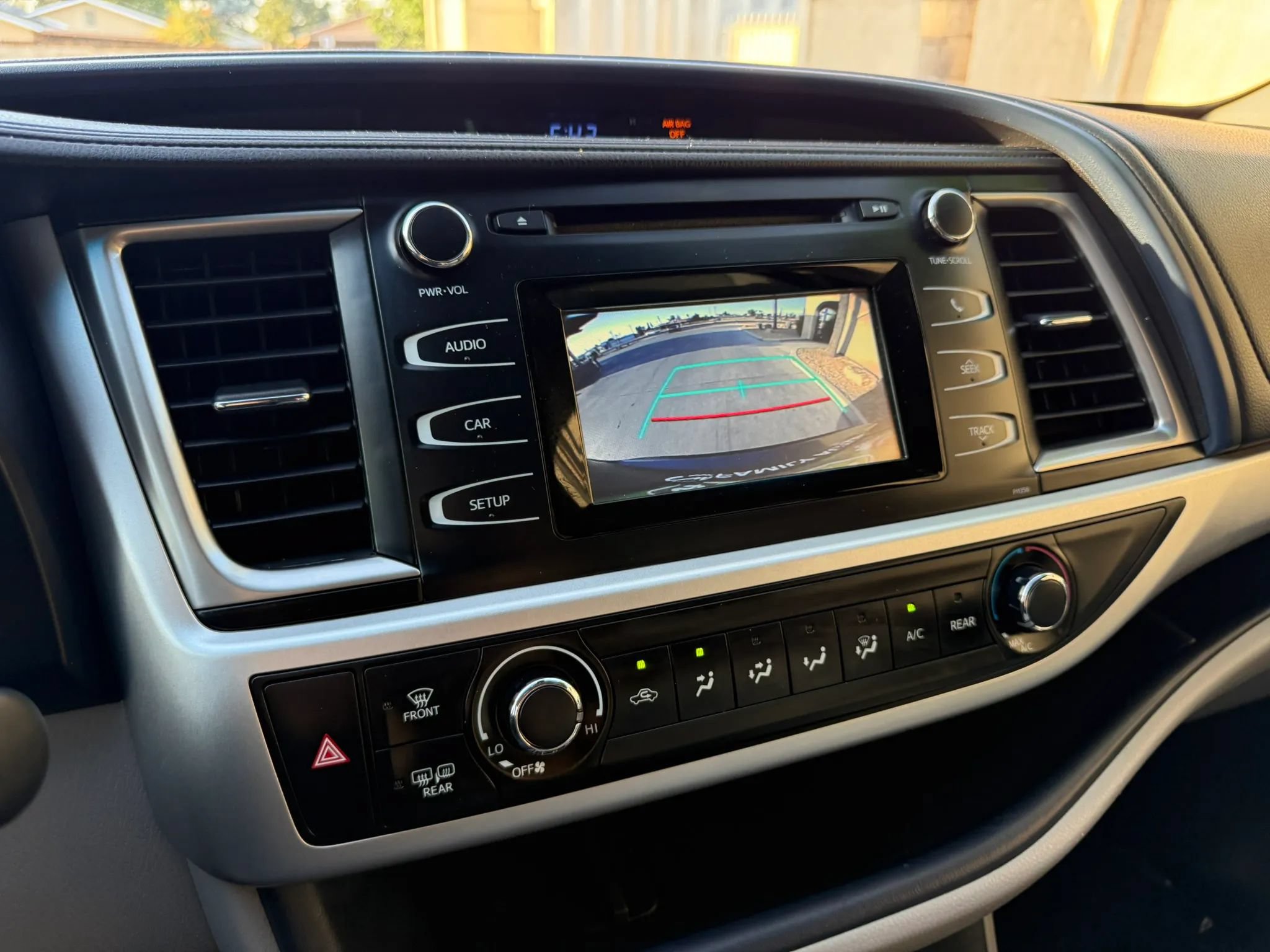Used 2018 Toyota Highlander LE w/ Carpet Mat Package (TMS) AWD/4WD image 26