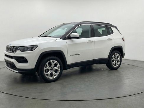 Used 2025 Jeep Compass Latitude AWD/4WD image 3