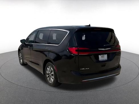 Used 2023 Chrysler Pacifica Touring-L FWD image 11