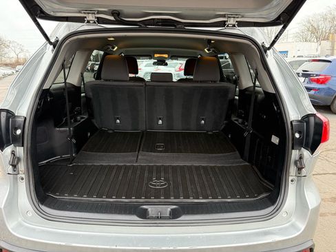 Used 2017 Toyota Highlander LE image 11