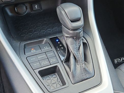 Used 2020 Toyota RAV4 XLE image 27