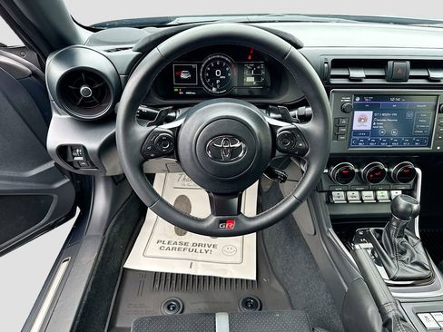 Used 2025 Toyota GR86 Premium w/ Performance Package image 27