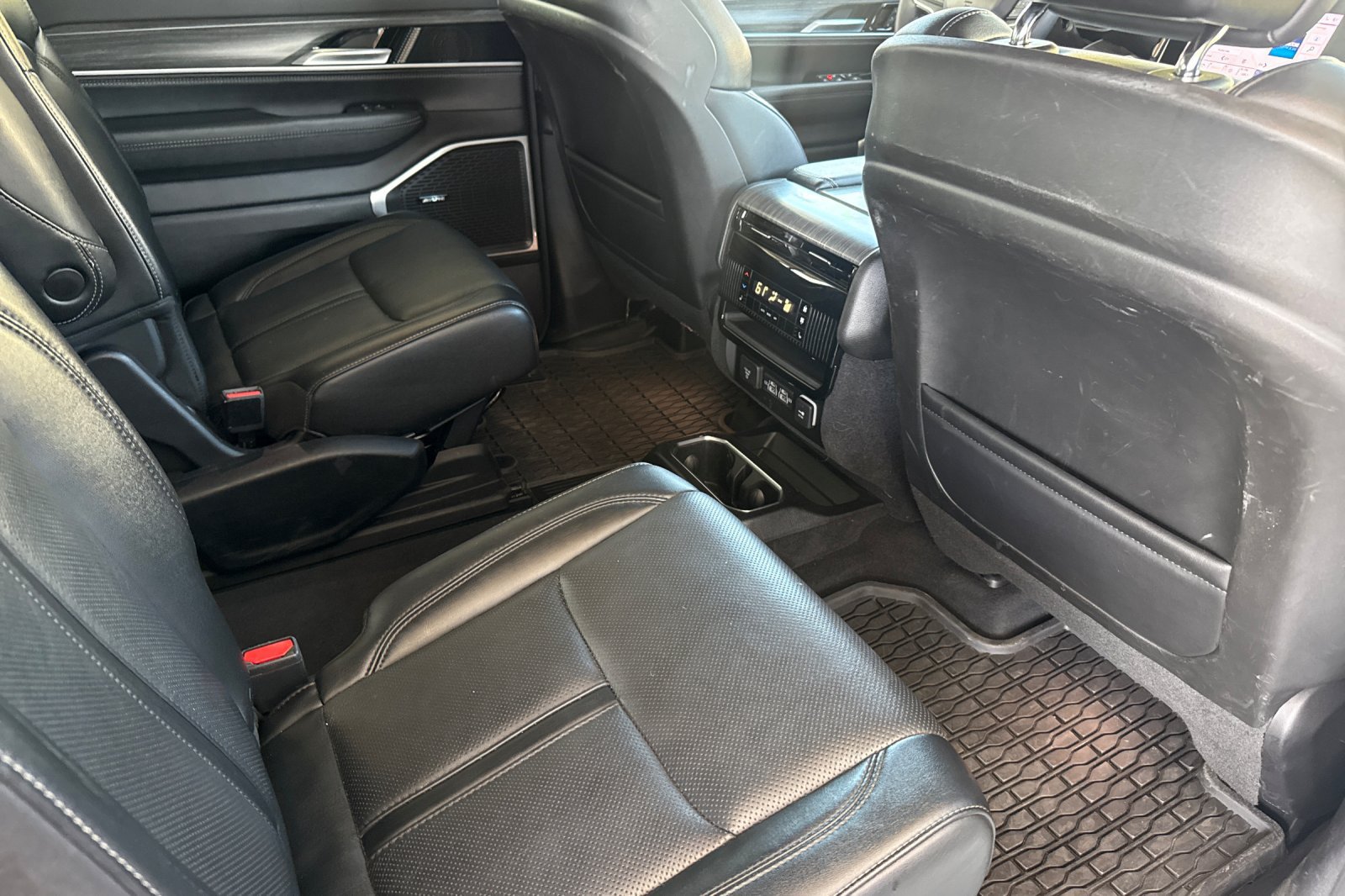 Used 2024 Jeep Wagoneer Series III AWD/4WD image 24