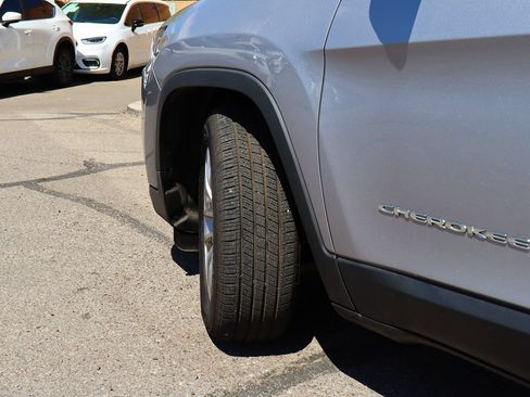 Used 2019 Jeep Cherokee Latitude Plus w/ Comfort/Convenience Group FWD image 6