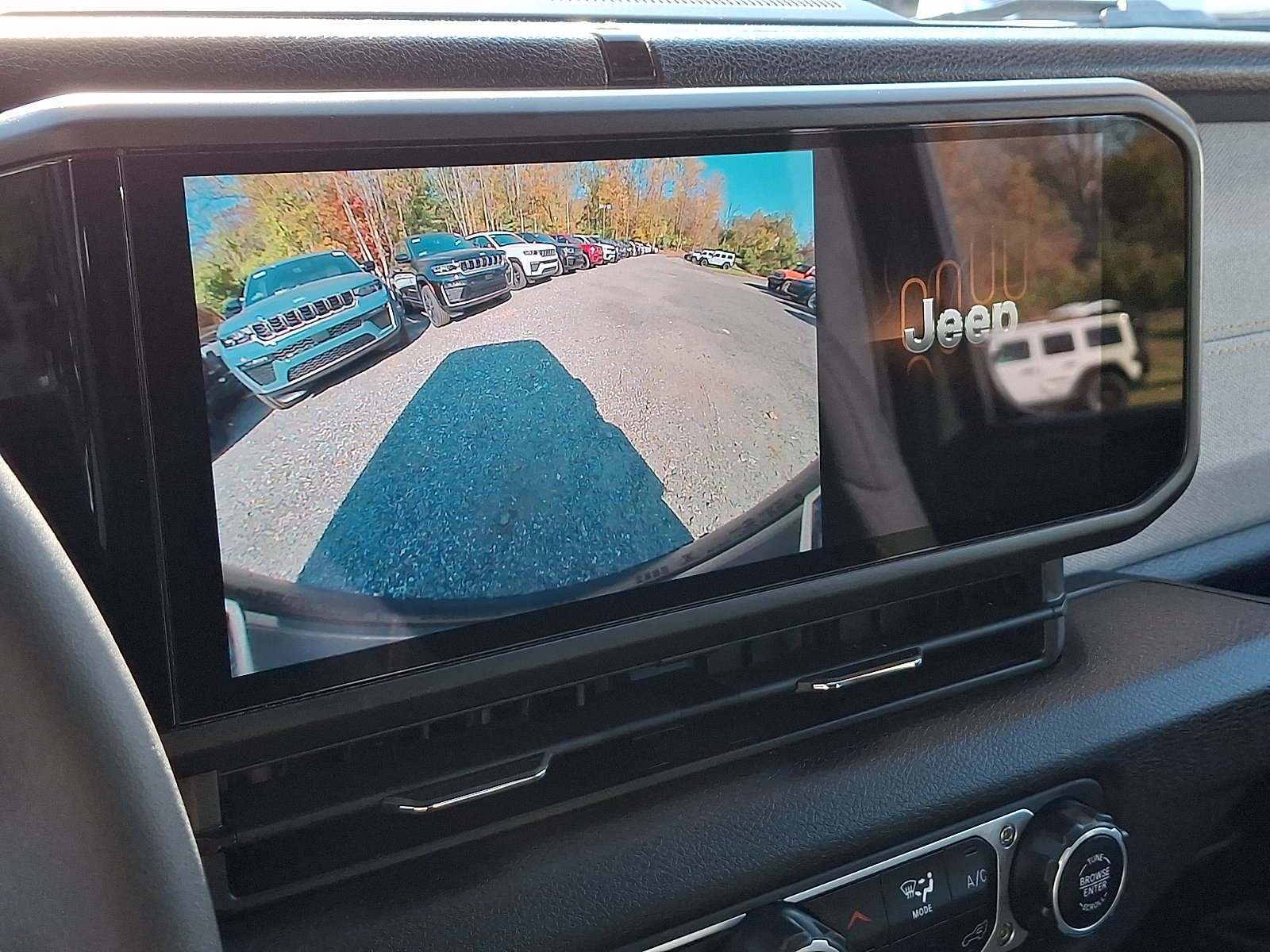 Used 2024 Jeep Wrangler Unlimited w/ Convenience Group AWD/4WD image 17