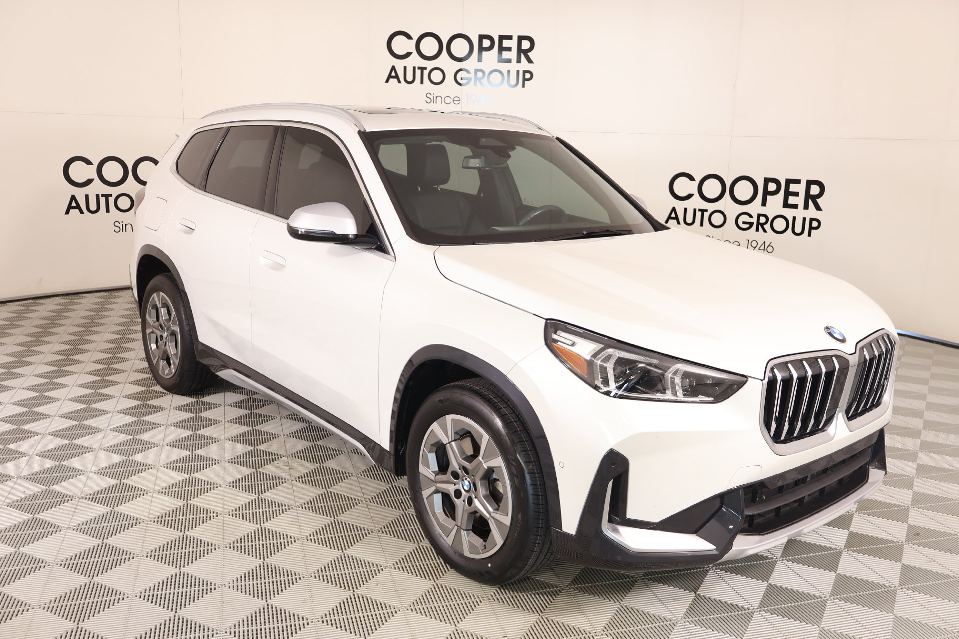 Used 2023 BMW X1 xDrive28i w/ Convenience Package AWD/4WD image 1