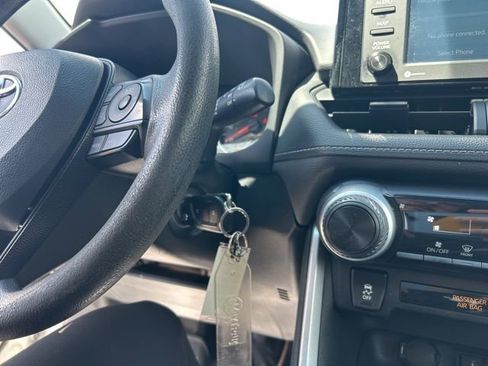 Used 2021 Toyota RAV4 LE image 21