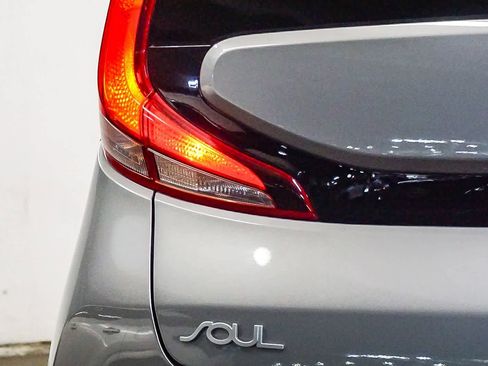 Used 2022 Kia Soul LX w/ Technology Package image 11