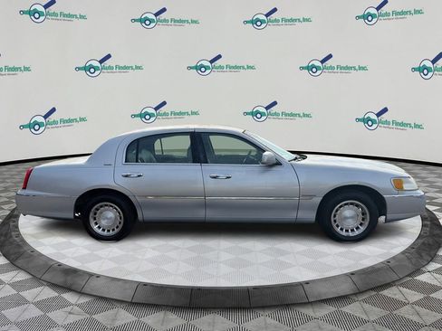 Used 2001 Lincoln Town Car Executive image 4