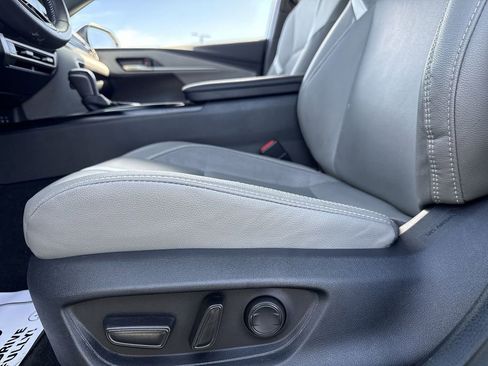 Used 2025 Toyota Camry SE w/ Convenience Package image 9