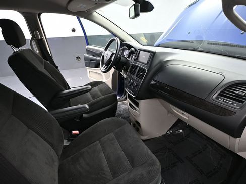 Used 2019 Dodge Grand Caravan SE w/ UConnect Hands-Free Group image 41