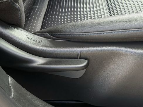 Used 2025 Chevrolet Trax LT image 31