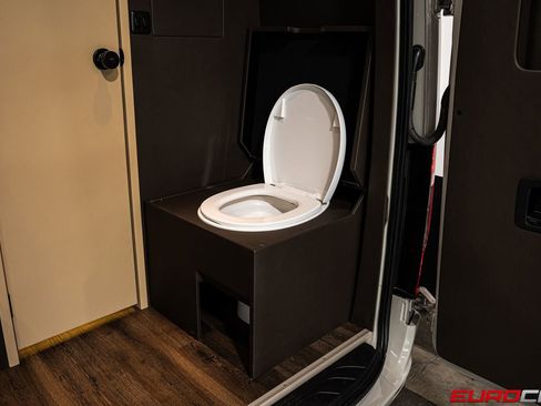 Used 2025 Mercedes-Benz Sprinter 3500 image 19