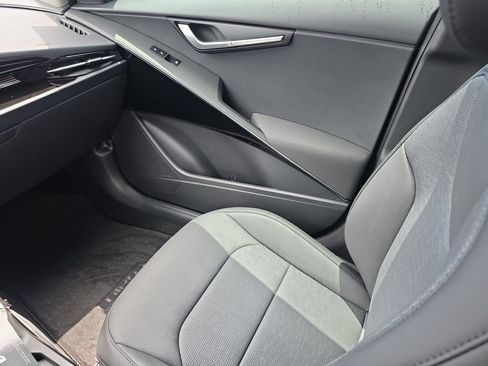 New 2026 Kia Niro FWD image 16
