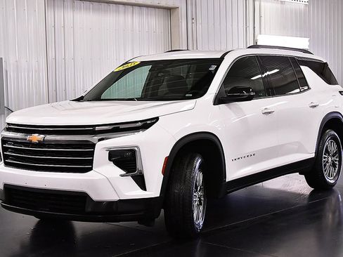 Used 2025 Chevrolet Traverse LT image 3