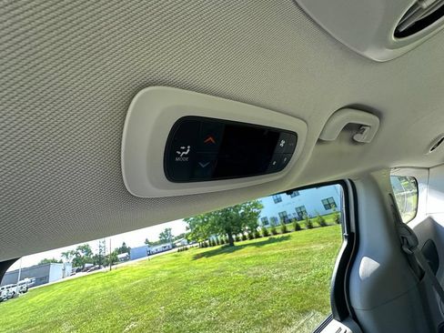 Used 2023 Chrysler Pacifica Touring-L FWD image 24