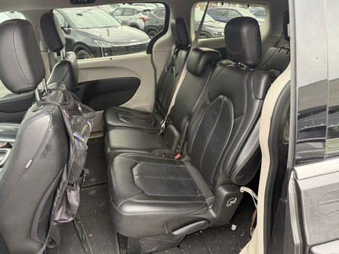 Used 2018 Chrysler Pacifica Touring-L image 9