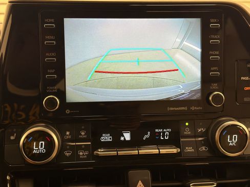 Used 2020 Toyota Highlander XLE AWD/4WD image 19