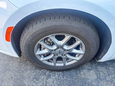 Used 2021 Chrysler Pacifica Touring FWD image 11