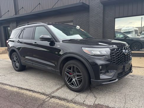 Used 2025 Ford Explorer ST-Line w/ ST-Line Street Pack AWD/4WD image 3
