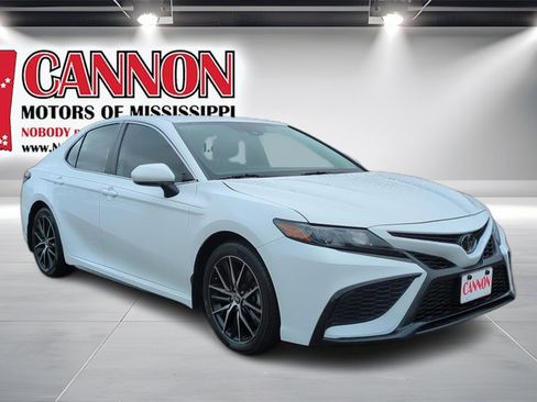 Used 2024 Toyota Camry SE image 3