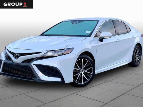 Used 2023 Toyota Camry SE FWD image 1