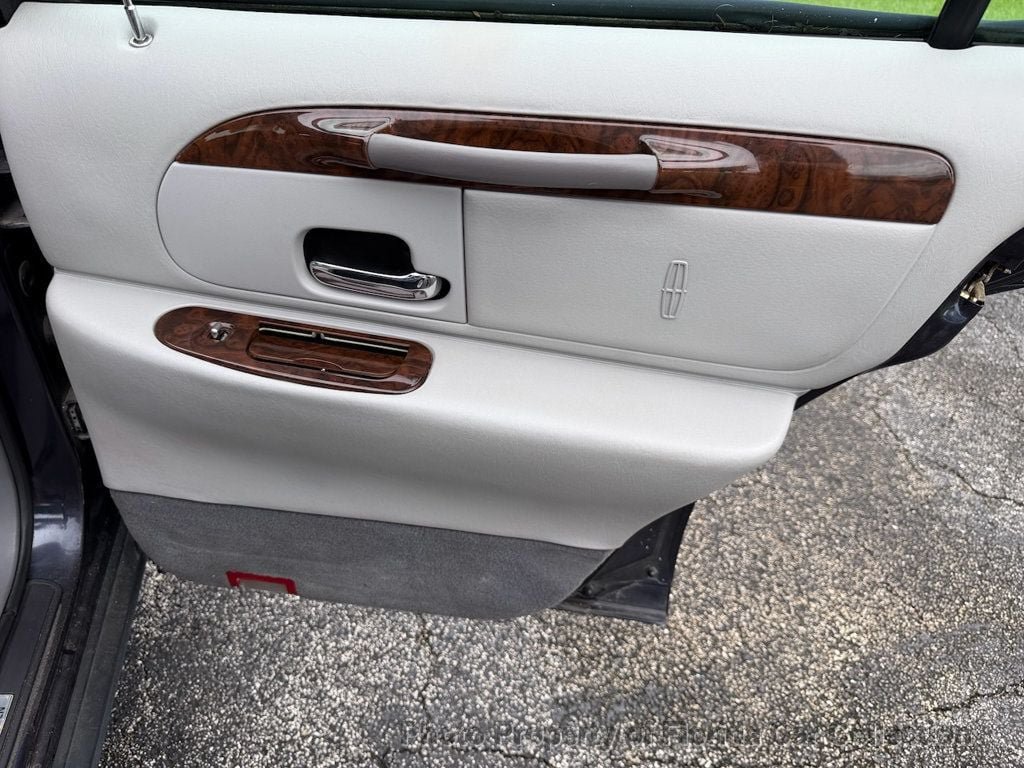 Used 1999 Lincoln Town Car Signature RWD image 54