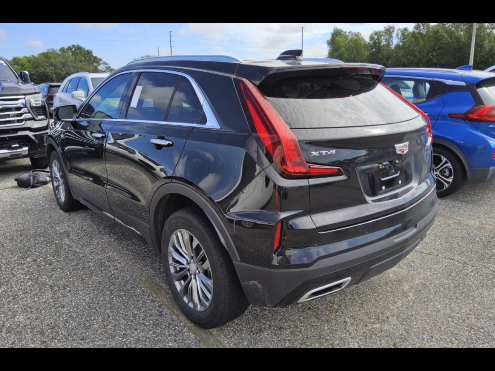 Used 2024 Cadillac XT4 Premium Luxury w/ Cold Weather Package FWD image 8