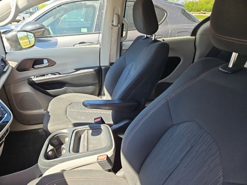 Used 2018 Chrysler Pacifica Touring Plus w/ Tire & Wheel Group FWD image 8