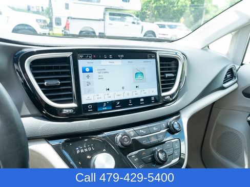 Used 2023 Chrysler Pacifica Touring-L FWD image 21
