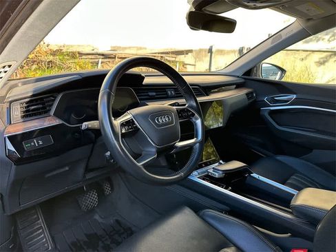 Used 2019 Audi e-tron Prestige w/ Prestige Package image 2