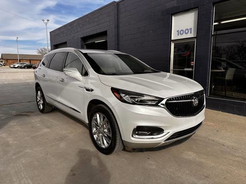 Used 2021 Buick Enclave Essence image 2