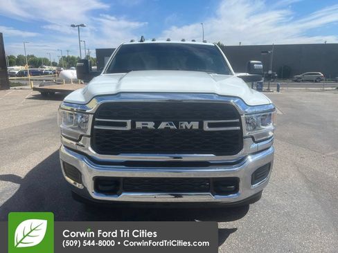 Used 2024 RAM 2500 Tradesman w/ Chrome Appearance Group AWD/4WD image 5
