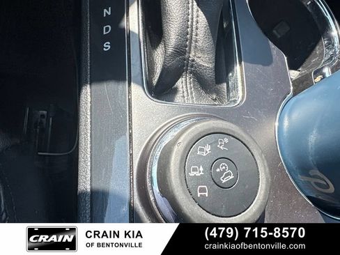 Used 2017 Ford Explorer XLT w/ Equipment Group 202A AWD/4WD image 16
