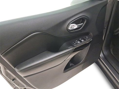 Used 2019 Jeep Cherokee Latitude Plus image 13